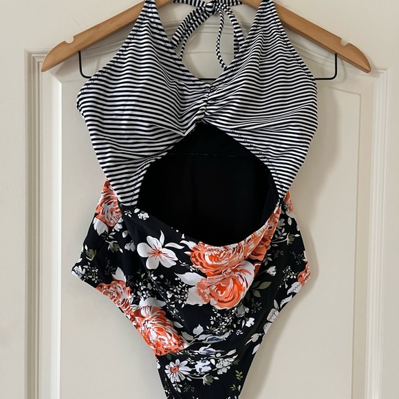 Cupshe Black & White Striped Floral One Piece Swimsuit Women’s Size Medium - Picture 4 of 12